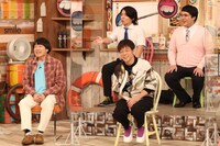 （前列左から）蛍原徹、陣内智則と、マヂカルラブリー（後列）。(c)フジテレビ