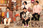 (前列左から)蛍原徹、陣内智則と、マヂカルラブリー(後列)。(c)フジテレビ
