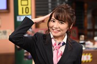 番組アシスタントの久野知美。(c)BS日テレ