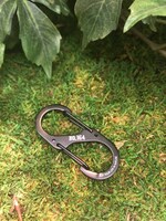 初回限定特典の特製カラビナ。