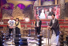 完熟フレッシュ・レイラと瀧川鯉斗による落語クイズ対決の様子。(c)フジテレビ