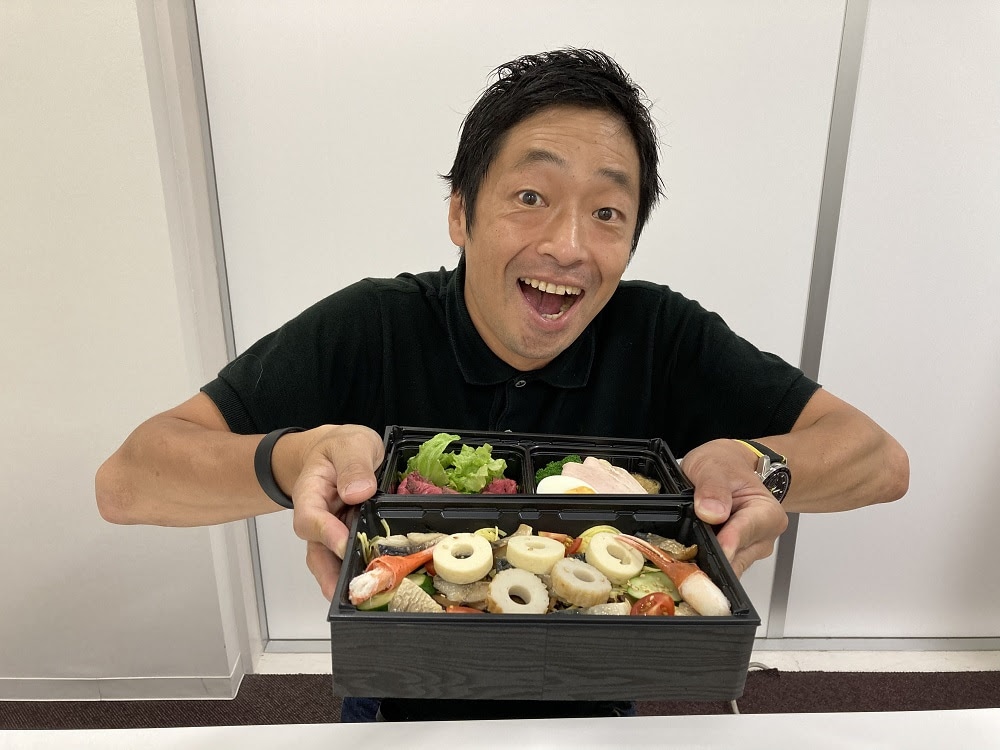 「ダブルたんぱく質マシマシ弁当」をプロデュースした安田大サーカス団長安田。
