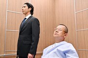 「TOKYO MER~走る緊急救命室~」第5話より、賀来賢人演じる音羽(左)と桂文珍演じる天沼(右)。