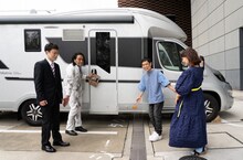 （左から）見取り図、ナインティナイン岡村、なるみ。(c)ABCテレビ