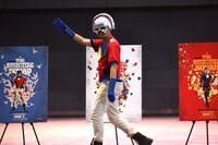 長く細いレッドカーペットを歩いて登場するおいでやす小田。