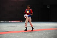 レッドカーペットを歩いて登場するおいでやす小田。