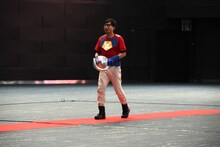 レッドカーペットを歩いて登場するおいでやす小田。