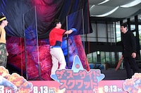 もう中学生の勝手ぶりにツッコミを入れるおいでやす小田（中央）。