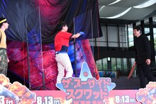 もう中学生の勝手ぶりにツッコミを入れるおいでやす小田（中央）。