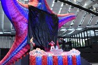 「巨大怪獣のお披露”目”イベント」の様子。