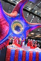 バーレスク東京のダンサーたちを交えたフォトセッションの様子。