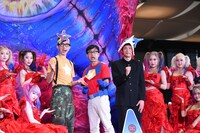 イベントを盛り上げたバーレスク東京のダンサーたちと、こがけん、おいでやす小田、もう中学生。