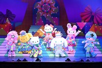 「Sanrio Kawaii ミュージカル『From Hello Kitty』」の様子。(c)2021 SANRIO CO., LTD. APPROVAL NO. L626023