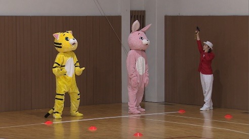 「マッチポンプ劇場 おあずけ！ロート」灼熱着ぐるみ障害物競走より。