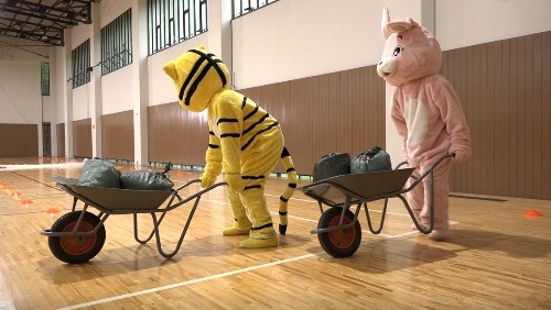 「マッチポンプ劇場 おあずけ！ロート」灼熱着ぐるみ障害物競走より。