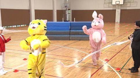 「マッチポンプ劇場 おあずけ！ロート」灼熱着ぐるみ障害物競走より。