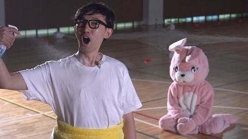 「マッチポンプ劇場 おあずけ！ロート」灼熱着ぐるみ障害物競走より。