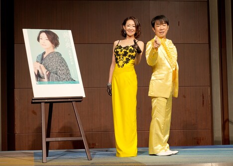 （左から）大石まどか、ダンディ坂野。