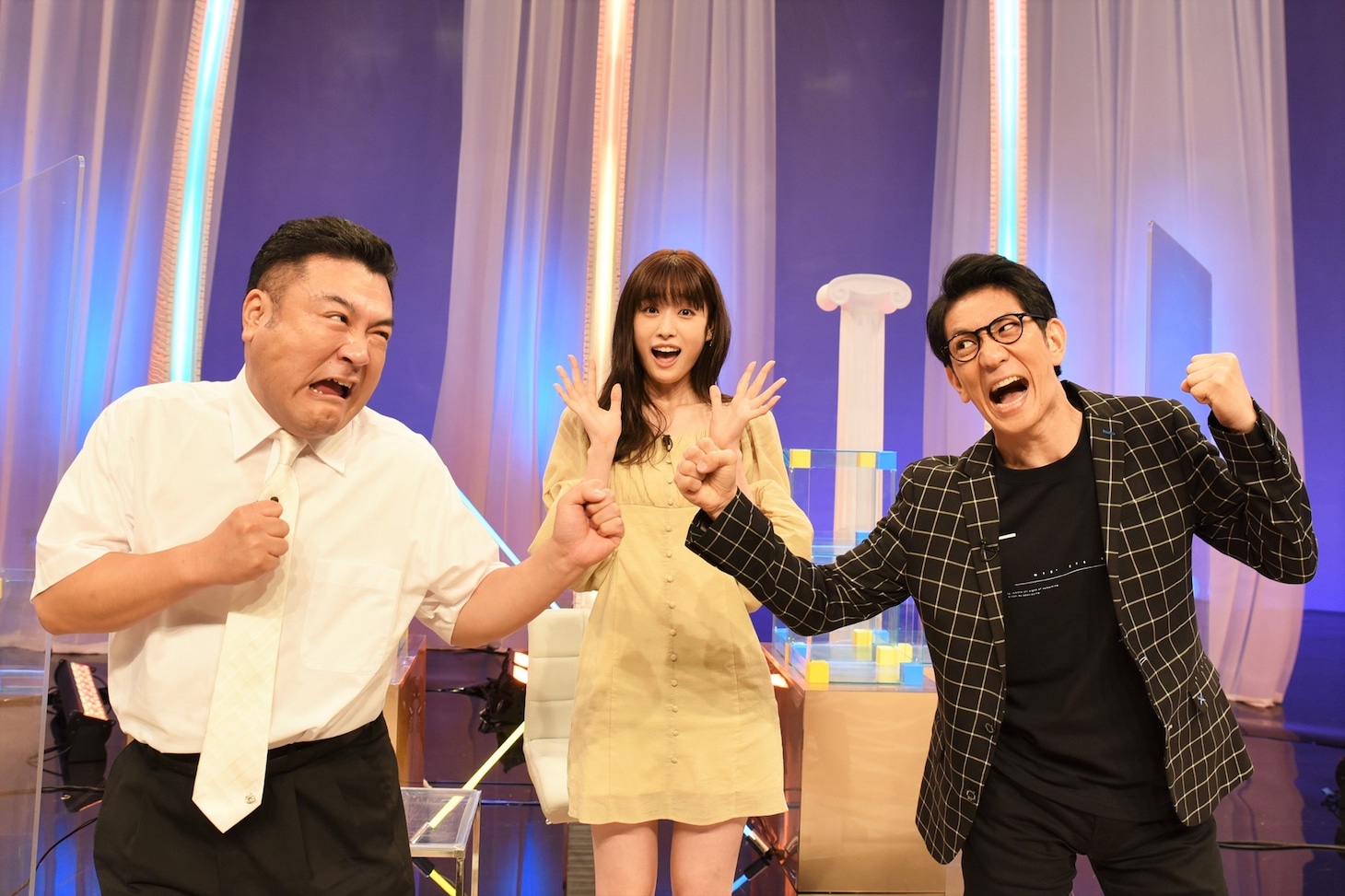 アンタッチャブルと高橋ひかる（中央）。(c)フジテレビ
