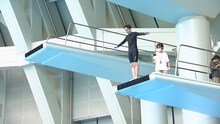 アインシュタイン河井が飛び込み台に臨む様子。(c)ABCテレビ