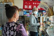 駄菓子屋で“巨額のお金”をプレゼントされそうになるヒロシ（右）。(c)BS朝日
