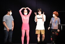 「今日が一番きれいだよ」と誠子を励ますインポッシブルひるちゃん（左）。