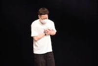 誠子のプロポーズを聞き、胸を押さえるインポッシブルえいじ。