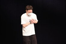 誠子のプロポーズを聞き、胸を押さえるインポッシブルえいじ。