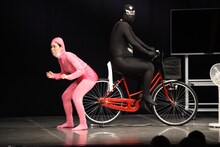 自転車ケツ止めに挑戦する尼神インター・誠子。