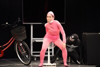 扇風機ケツ止めに挑戦する尼神インター誠子。