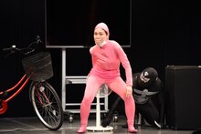 扇風機ケツ止めに挑戦する尼神インター誠子。