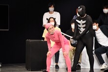 真剣白刃ケツ止めに挑戦する尼神インター誠子。