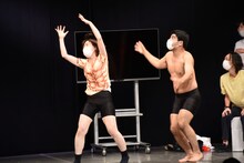 巨大昆虫と戦う尼神インター誠子とインポッシブルひるちゃん。