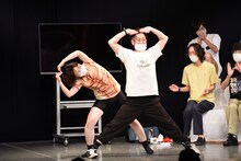 インポッシブルえいじの「ダメ」のサインをハートに変えてみせる尼神インター誠子。