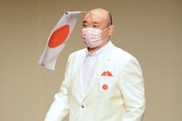 「日本選手団です」と挨拶する新宿カウボーイかねきよ。