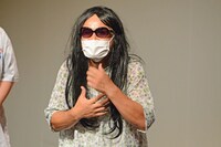 「公衆便所に書いてある電話番号にかけたら来た人です」と挨拶するガリットチュウ福島。