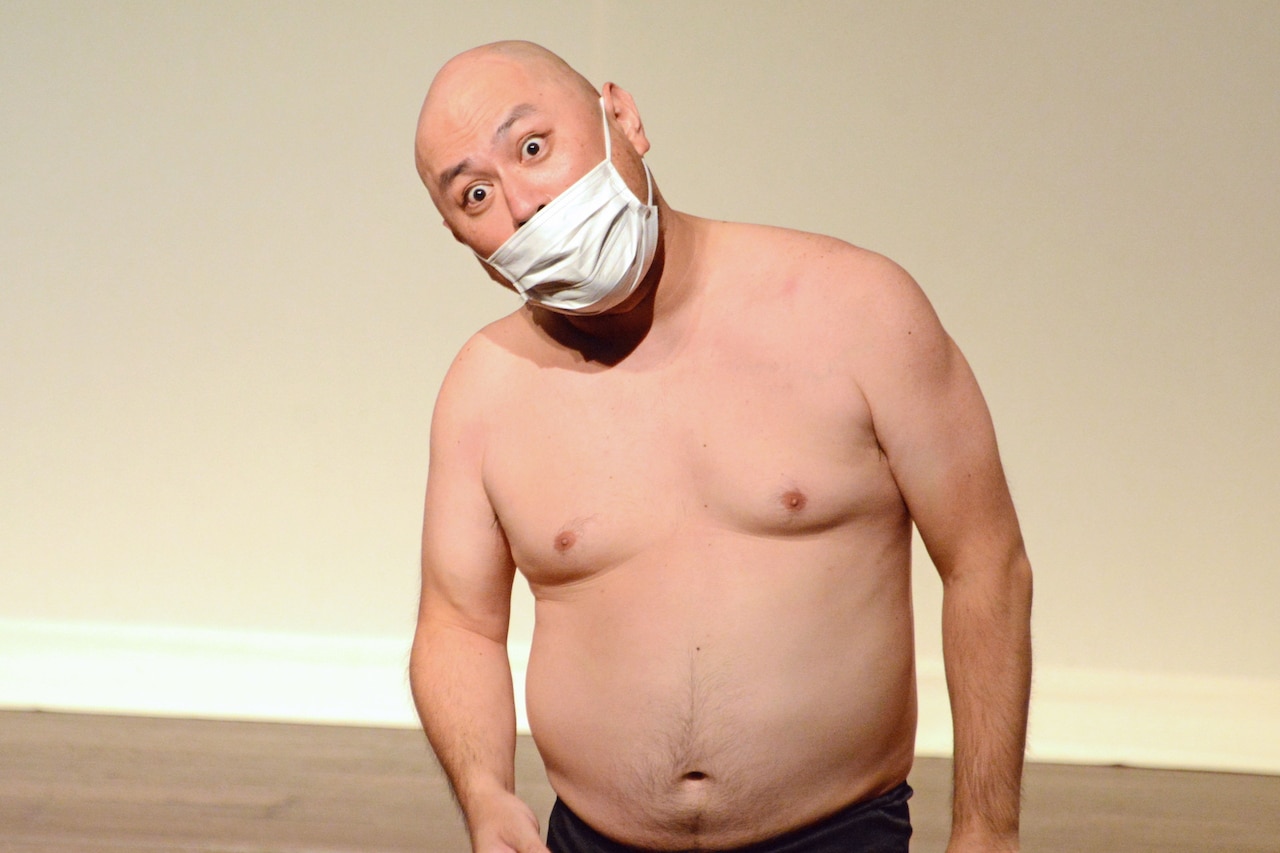 ザコシが「ノーセンス」優勝、暗闇に浮かぶ「満点大笑い」に一同うっとり