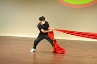 みなみかわが引っ張るレッドカーペットを引っ張り返すオジンオズボーン篠宮。