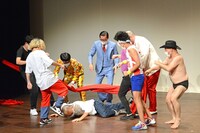 転倒したみなみかわをボコボコにする一同。