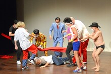 転倒したみなみかわをボコボコにする一同。