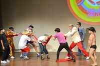 みなみかわの股間をレッドカーペットで潰そうとする一同。