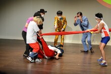 転倒したみなみかわを引きずり回す一同。