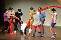 転倒したみなみかわを引きずり回す一同。