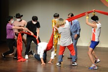 転倒したみなみかわを引きずり回す一同。