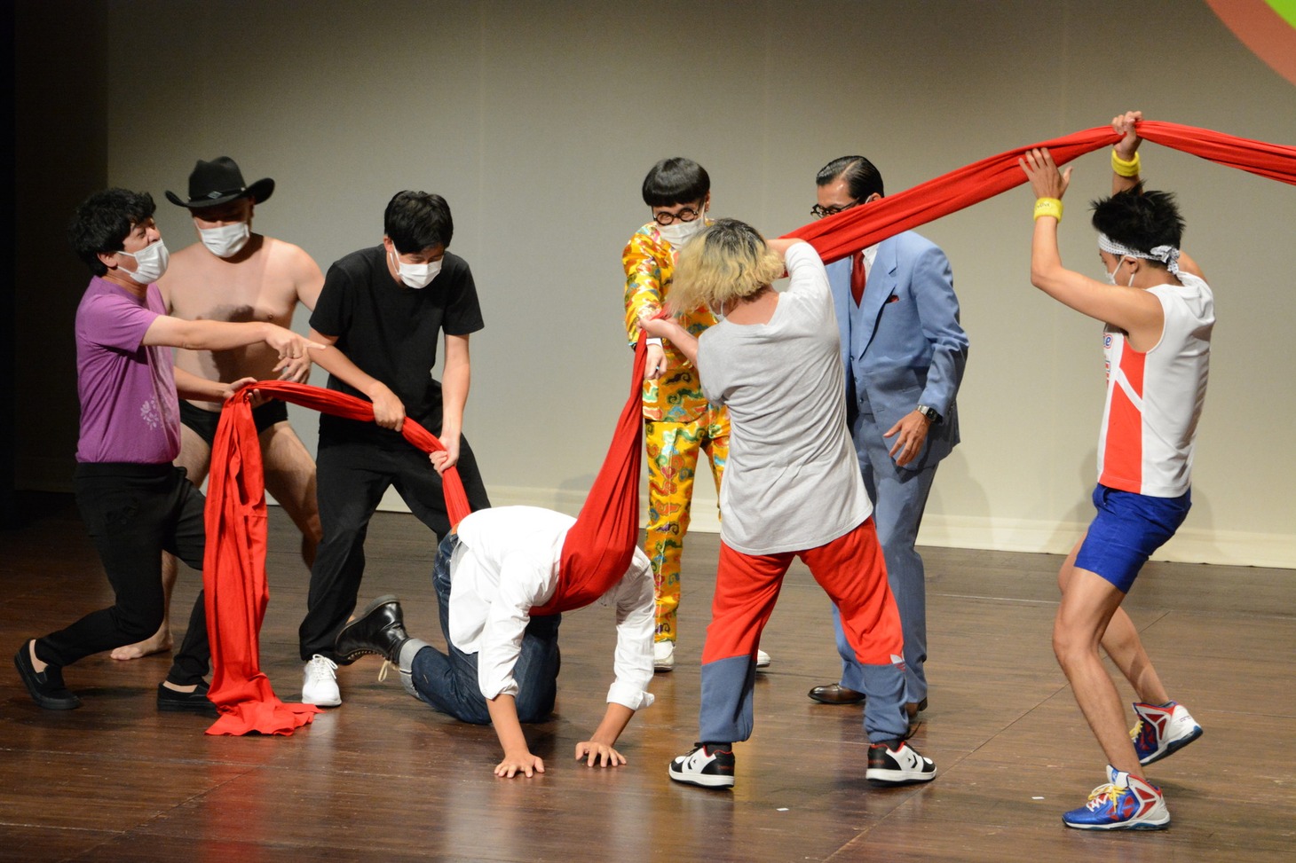 転倒したみなみかわを引きずり回す一同。