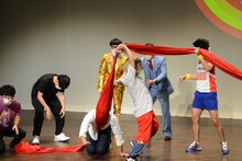 転倒したみなみかわを引きずり回す一同。