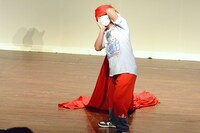 レッドカーペットを使い、せやろがいおじさんのモノマネをする永野。