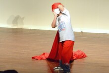 レッドカーペットを使い、せやろがいおじさんのモノマネをする永野。