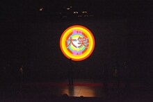 暗闇に立つみなみかわの後ろで、「満点大笑い」のロゴが5回連続で爆音と共に表示される様子。