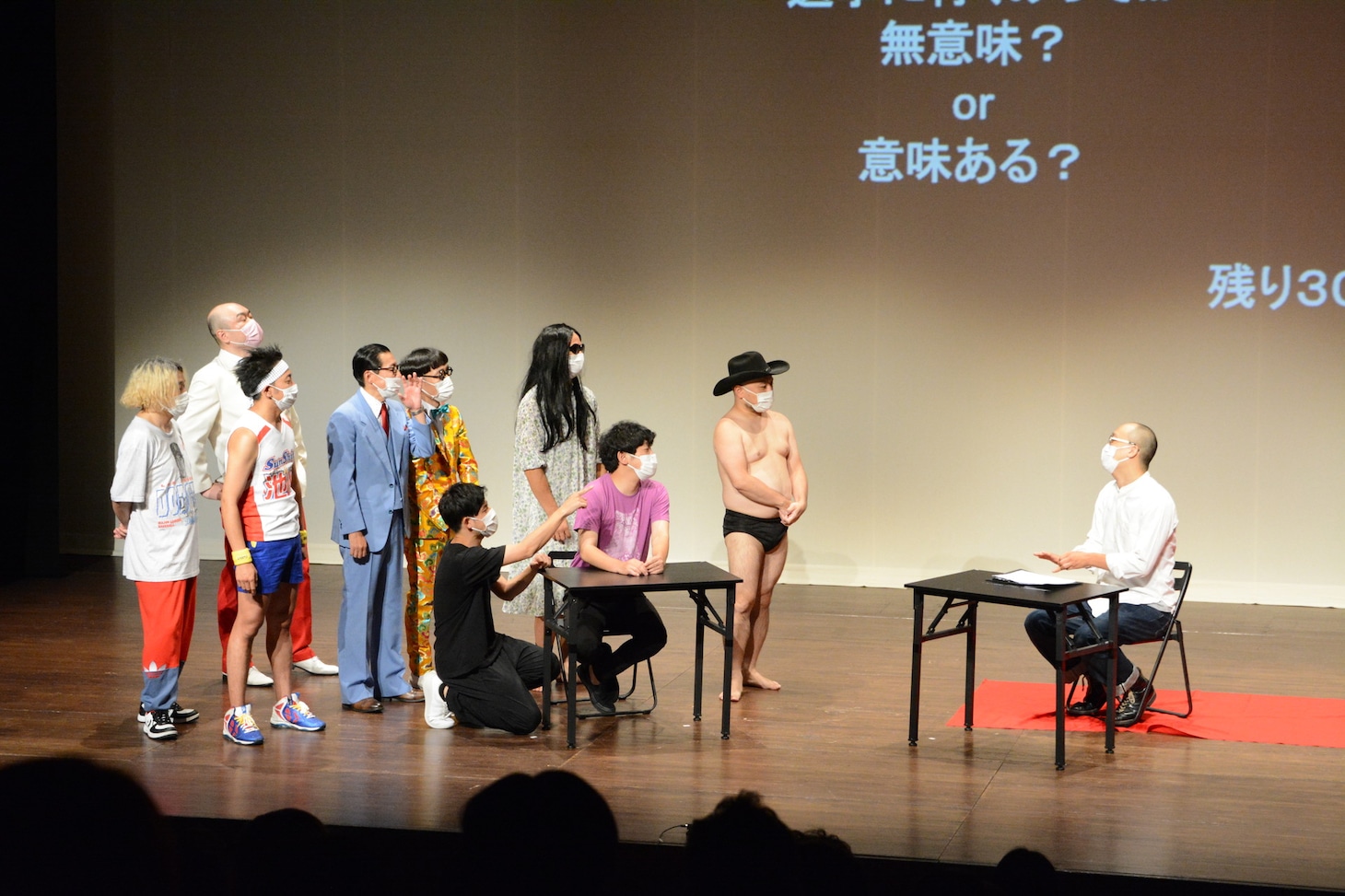 選挙について討論する一同。